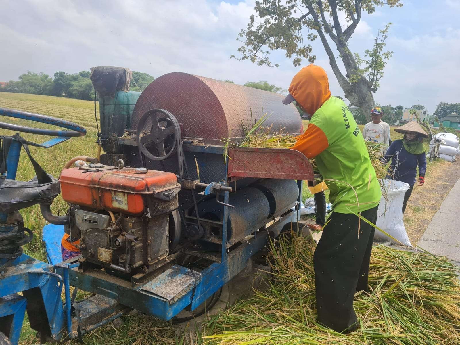 Sejumlah petani di Jawa Tengah kini bisa tersenyum lebar karena Gerakan Seribu Embung yang digagas Ganjar benar-benar dapat dirasakan manfaatnya. (Foto: Dokumentasi Jateng)