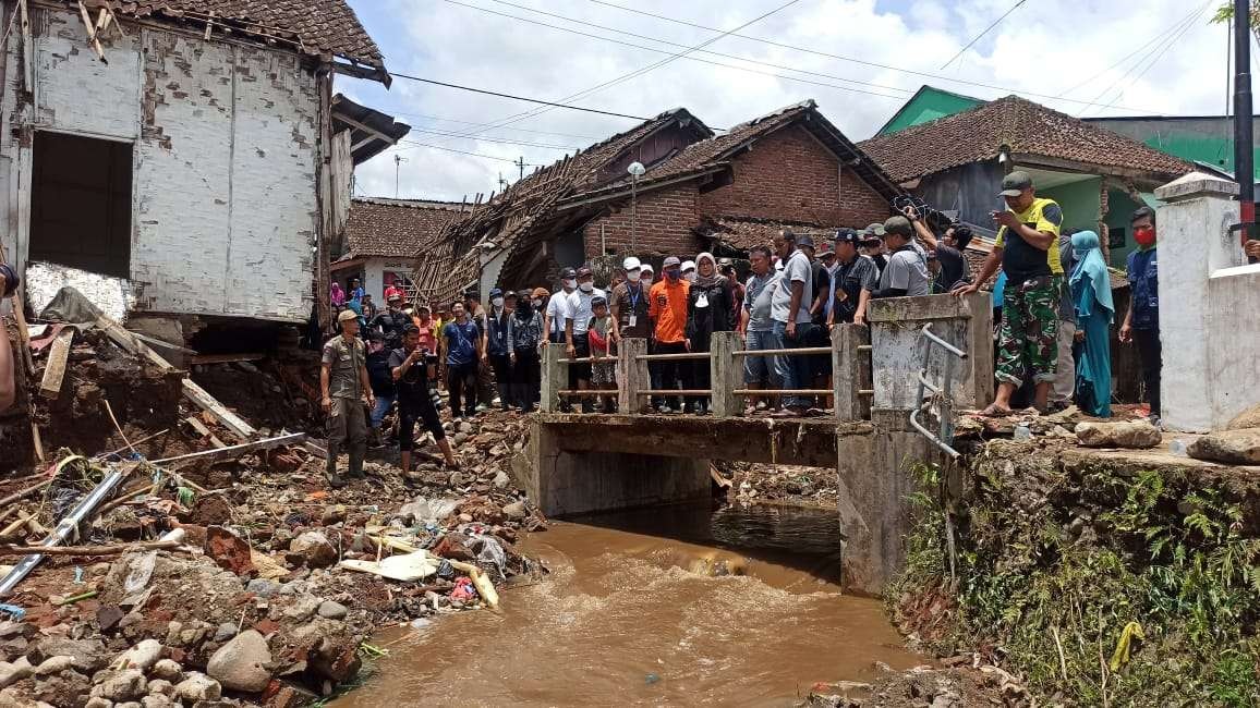 Bupati Ipuk Fiestiandani bersama tim dari Pemkab Banyuwangi mengecek lokasi banjir di Desa Kalibaruwetan, Kecamatan Kalibaru. (Foto: Muh Hujaini/Ngopibareng.id)