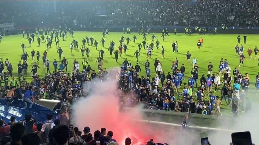 Kerusuhan antara suporter dengan aparat keamanan yang menewaskan 135 korban jiwa di Stadion Kanjuruhan, Malang (Foto: Lalu Theo/ngopibareng.id)
