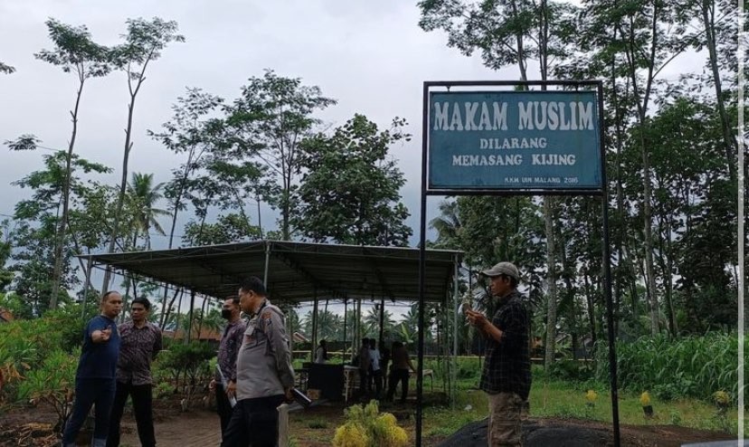 Pemakaman jenazah korban tragedi Kanjuruhan di Kabupaten Malang (Foto: kompas.com/imron hakiki)