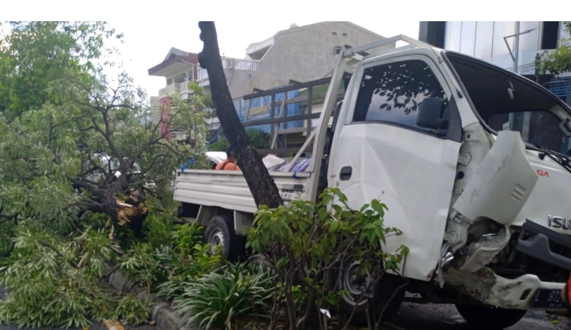 Truk yang terguling di Jalan Dharmawangsa, Jumat, 4 November 2022 (Foto: BPBD Surabaya)