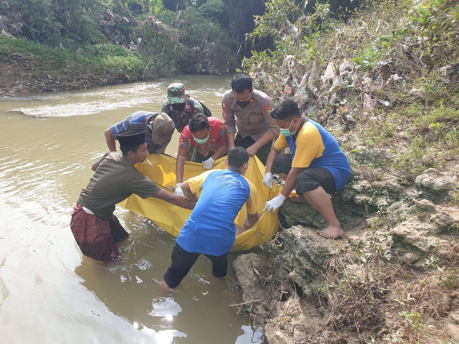 Proses evakuasi jasad korban dari sungai di Desa Sidomulyo, Kecamatan Jatirogo, Tuban (Foto: dok. Polsek Jatirogo)
