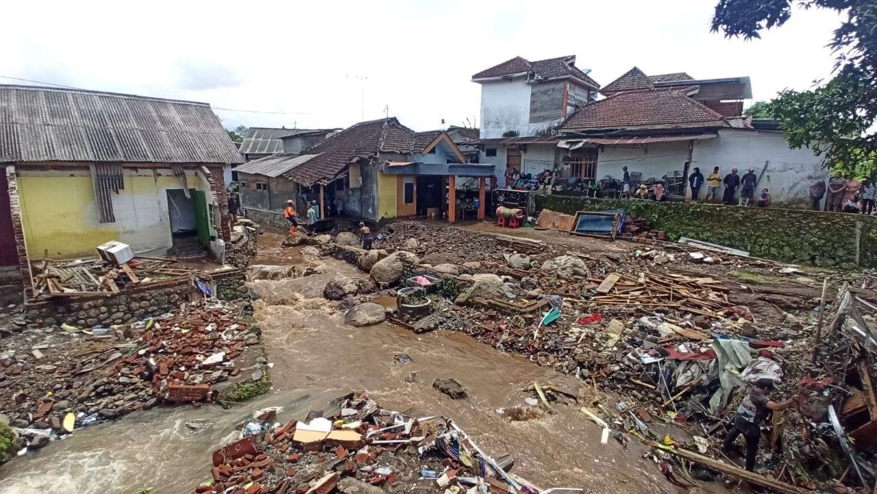 Puing-puing rumah warga yang berada di bantaran Sungai Yas, Kalibaru, Banyuwangi, akibat terjangan banjir bandang. (Foto:Muh Hujaini/Ngopibareng.id)