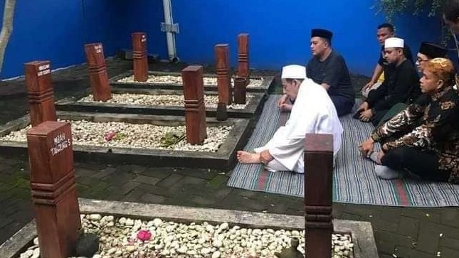 Maulana Habib Lutfi bin Yahya (Watimpres, Rais Aam Jam'iyyah Ahlit Tariqah Al-Mu'tabarah An-Nadliyah atau JATMAN) pernah berziarah ke makam Mbah Kiai Genuk.  (Foto: doc/Pencinta Nusantara)