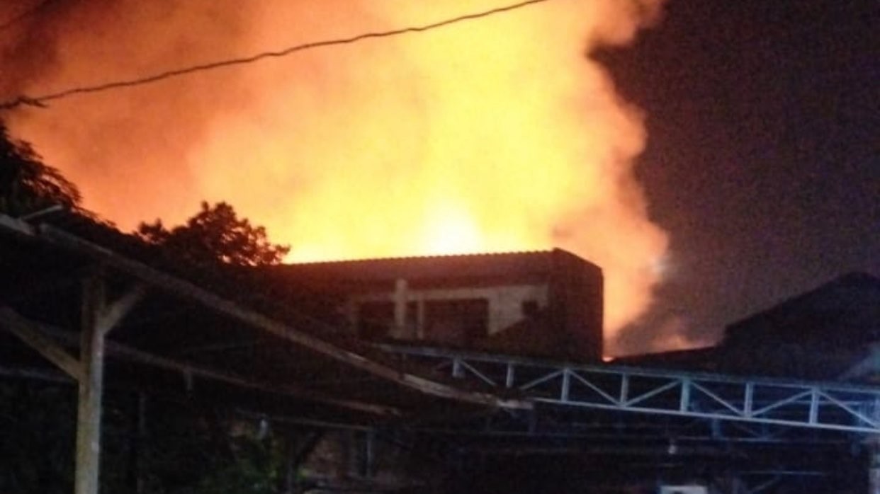 Kobaran api yang membakar tujuh rumah di Jalan Kedondong Kidul (Foto: don. Call Center 112 Surabaya)