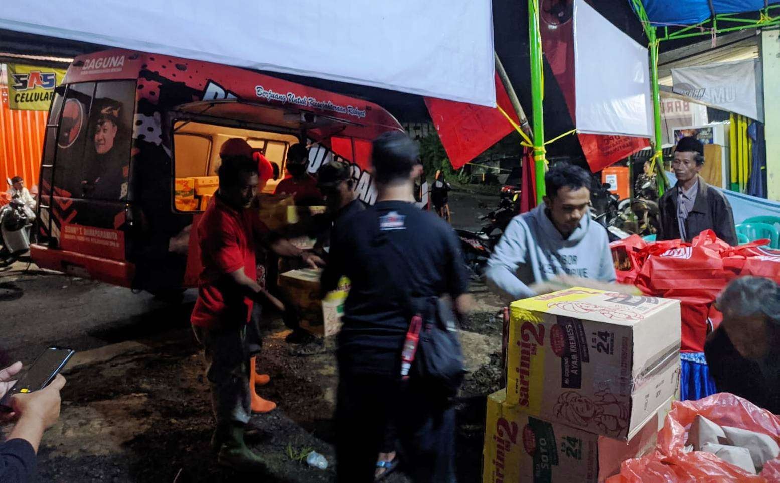 Bantuan dari anggota Komisi VI DPR RI Sonny T Danaparamita disalurkan melalui Rumah De Giri ke posko bencana di Kalibaru (Foto: Istimewa)