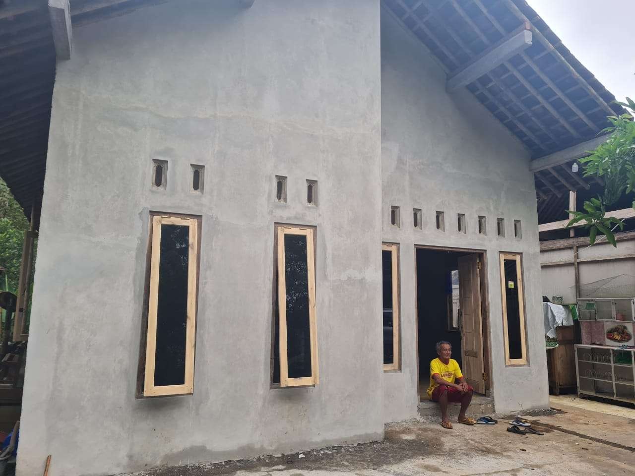 Wagiman, warga Desa Wadas Kecamatan Bener, Purworejo bahagia setelah menempati rumah baru bantuan dari Gubernur Jawa Tengah Ganjar Pranowo. (Foto: Dok Jateng)