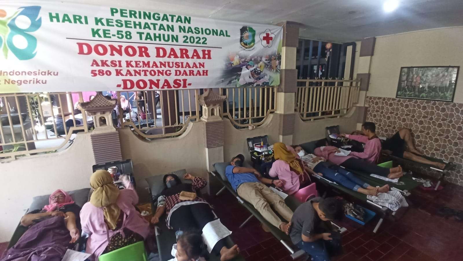 Sejumlah warga mendonorkan darahnya di Hari Kesehatan Nasional (foto: Muh Hujaini/Ngopibareng.id)