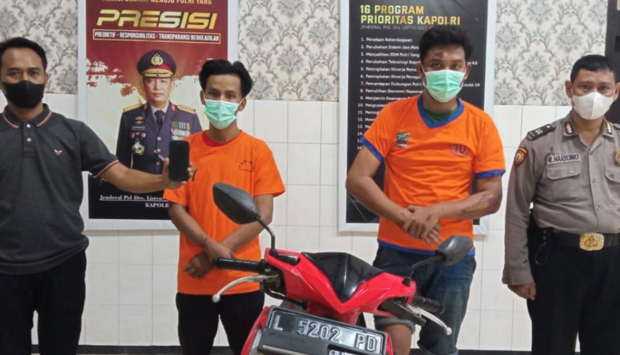 Dua jambret yang sudah 10 kali beraksi di Surabaya (Foto: Dokumentasi Polsek Genteng)