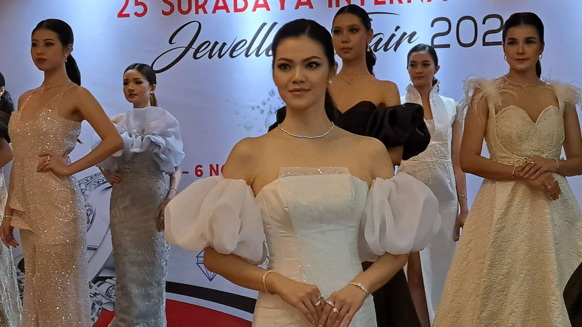 Berlian dengan model klasik dipadukan dengan busana rancangan Felicia Quincy, dalam acara Surabaya International Jewellery Fair 2022. (Foto: Pita Sari/Ngopibareng.id)