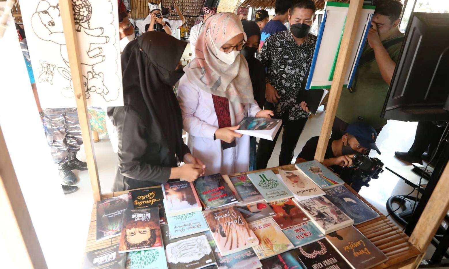 Bupati Banyuwangi Ipuk Fiestiandani melihat sejumlah buku yang dipamerkan pada Festival Sastra (Foto: Istimewa)