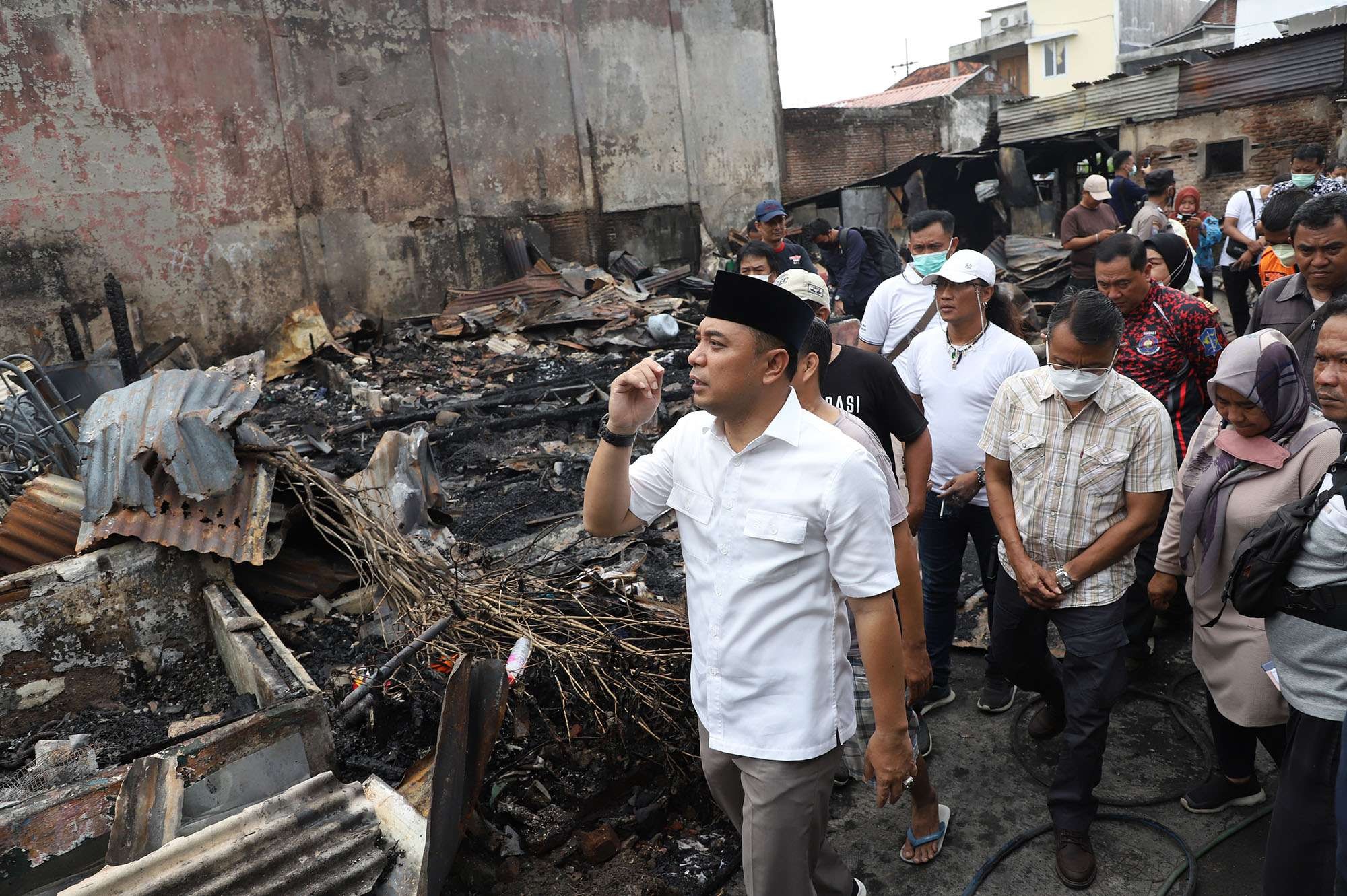 Walikota Surabaya, Eri Cahyadi mengunjungi rumah korban kebakaran di kawasan Tegalsari. (Foto: Humas Pemkot Surabaya)