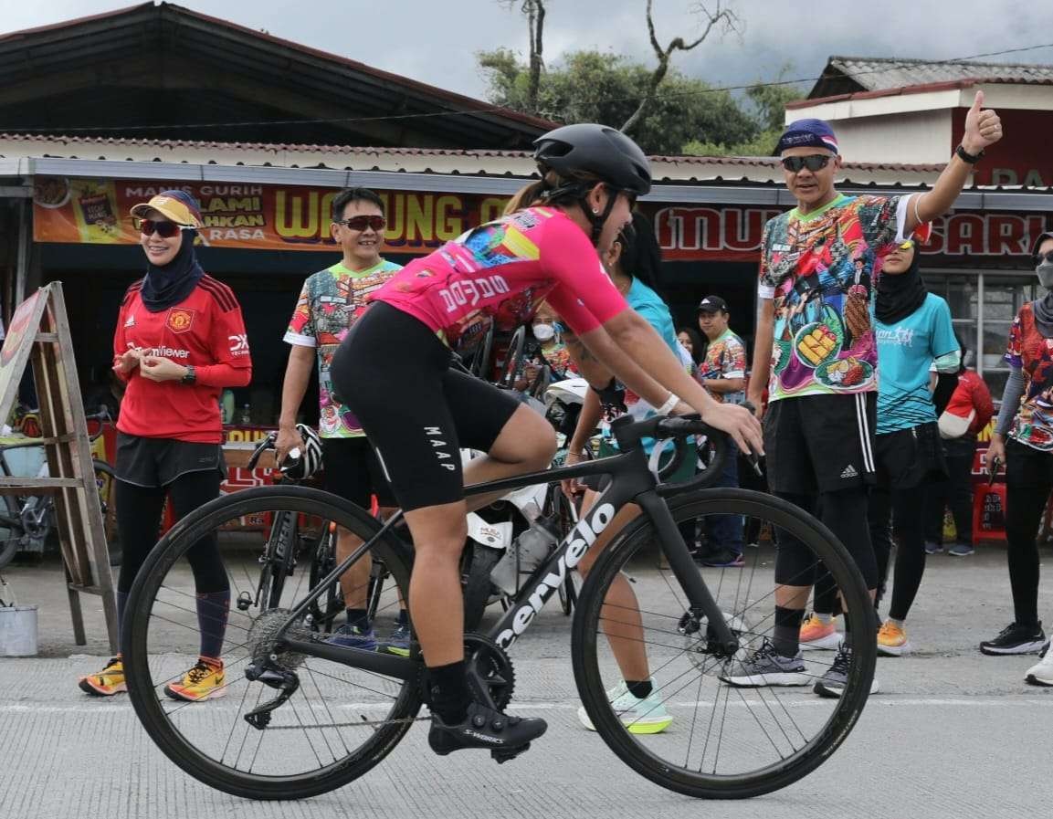 Gubernur Ganjar menyemangati pesepeda Tour de Borobudur. (Foto: Dokumentasi Jateng)