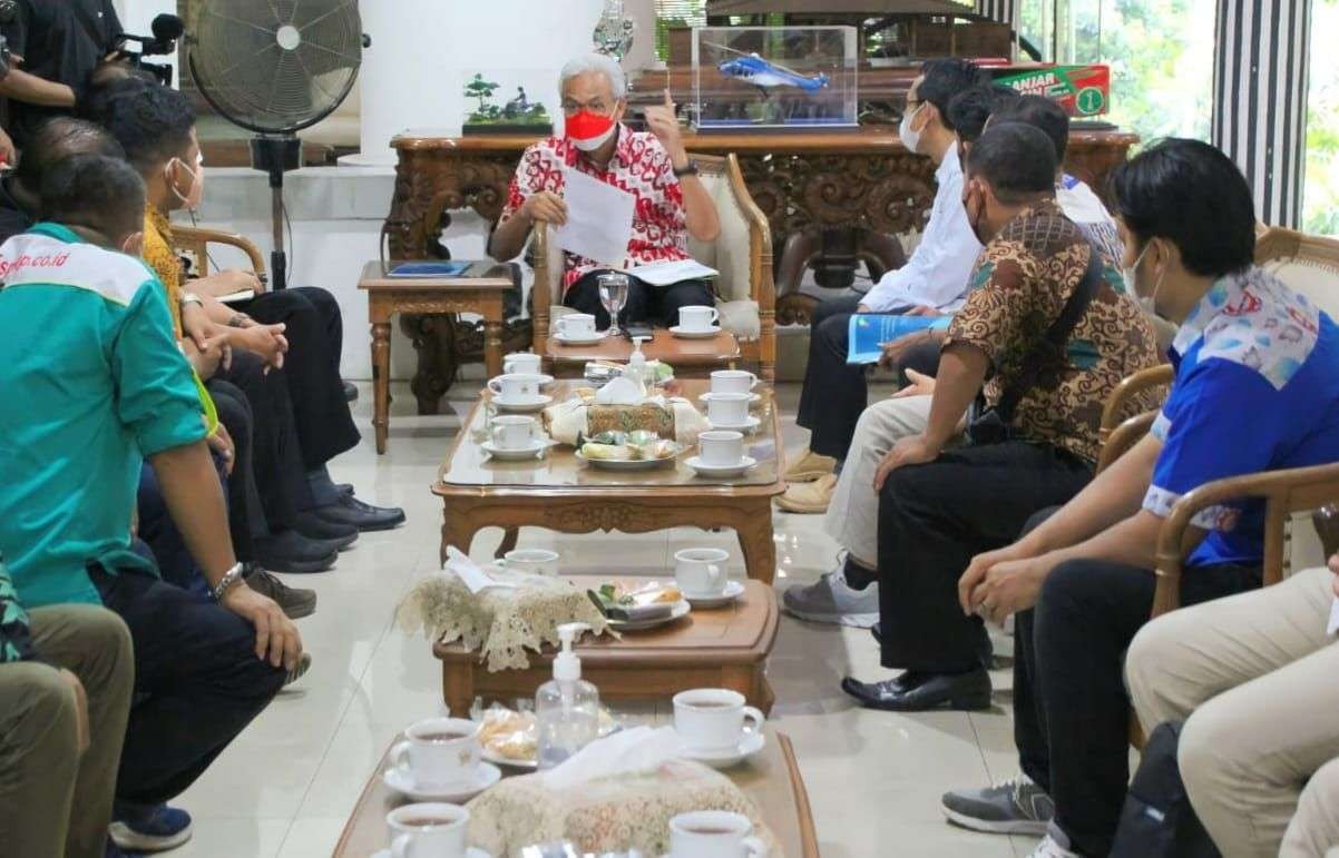 Gubernur Jawa Tengah Ganjar Pranowo saat bertemu dengan perwakilan buruh se Jawa Tengah. (Foto: Istimewa)