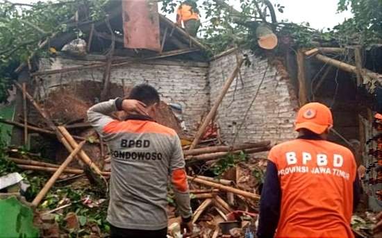 Petugas BPBD Bondowoso membersihkan reruntuhan bangunan rumah warga akibat terjangan puting beliung. (Foto:BPBD Bondowoso)