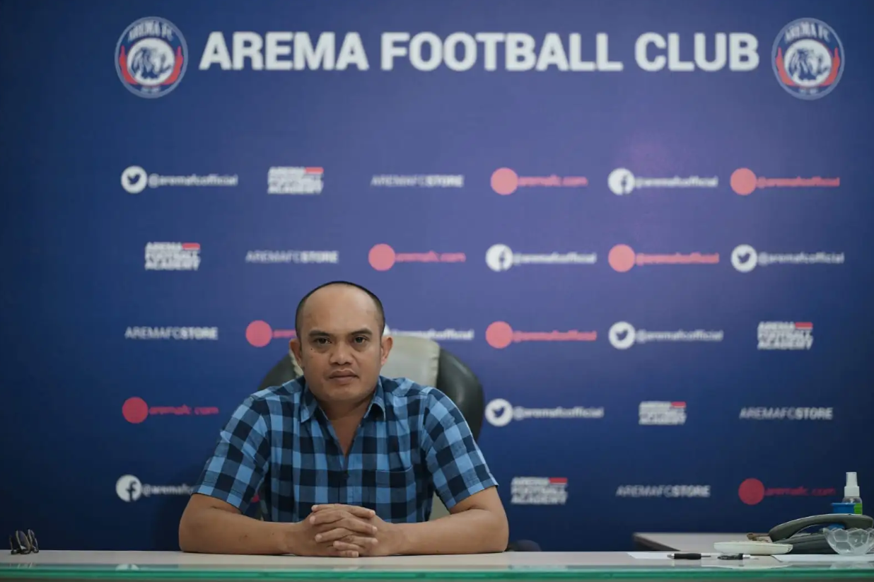 Komisaris PT Arema Aremania Bersatu Berprestasi Indonesia (PT AABBI) Tatang Dwi Arifianto saat berada di kantor Arema FC. (Foto: Media Officer Arema FC)