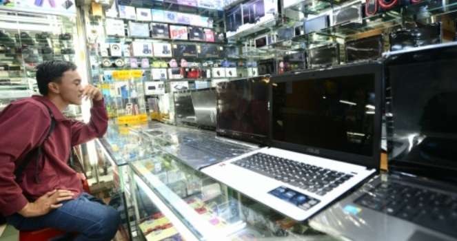 Pusat penjualan barang elektronik Glodok Jakarta Barat, banyak yang kehabisan stok STB perangkat untuk menangkap siaran tv digital. (Foto: Asmanu/Ngopibareng.id)