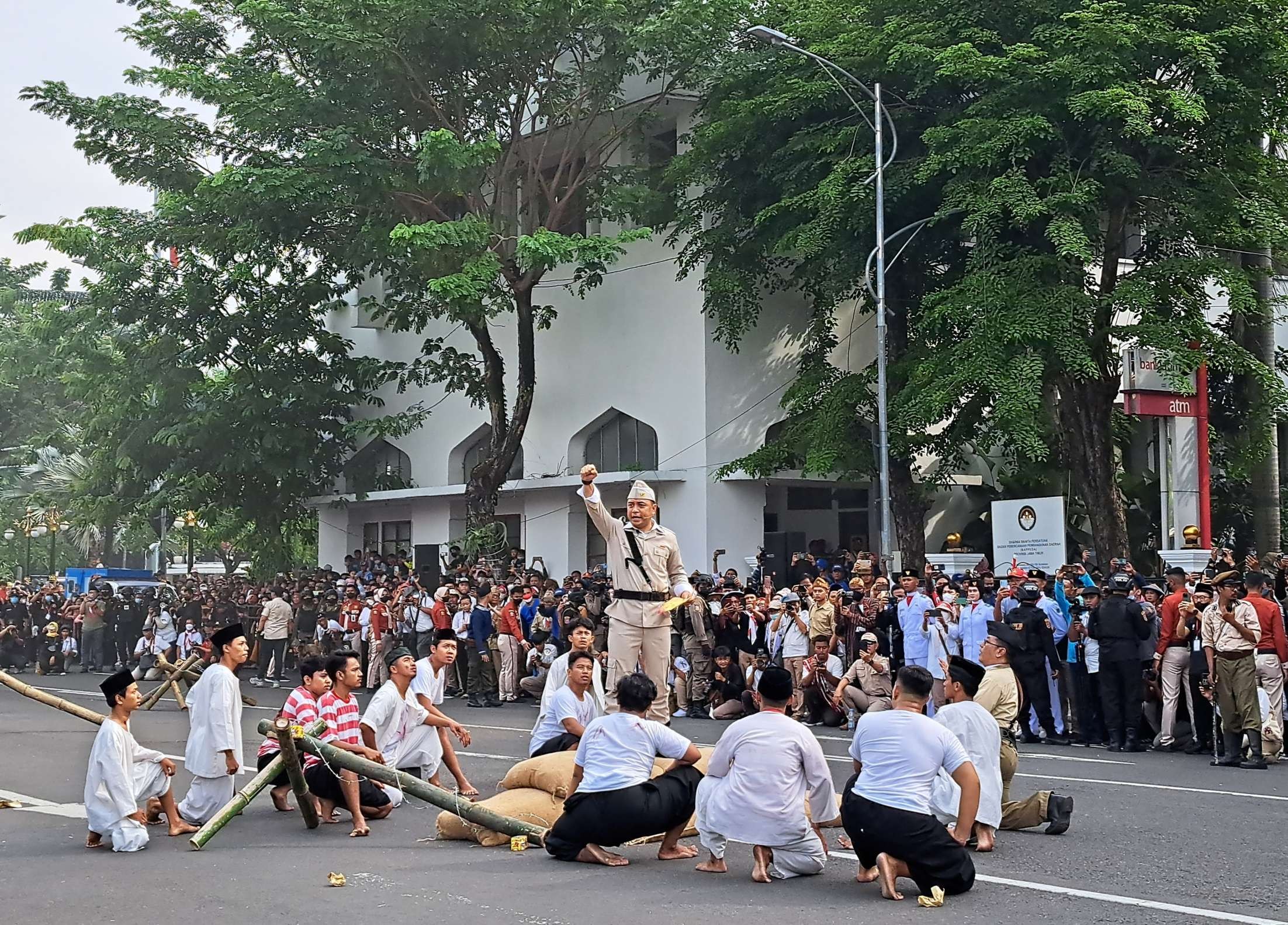 Teatrikal Parade Surabaya Juang sebagai rangkaian untuk menyambut Hari Pahlawan. (Foto: Pita Sari/Ngopibareng.id)