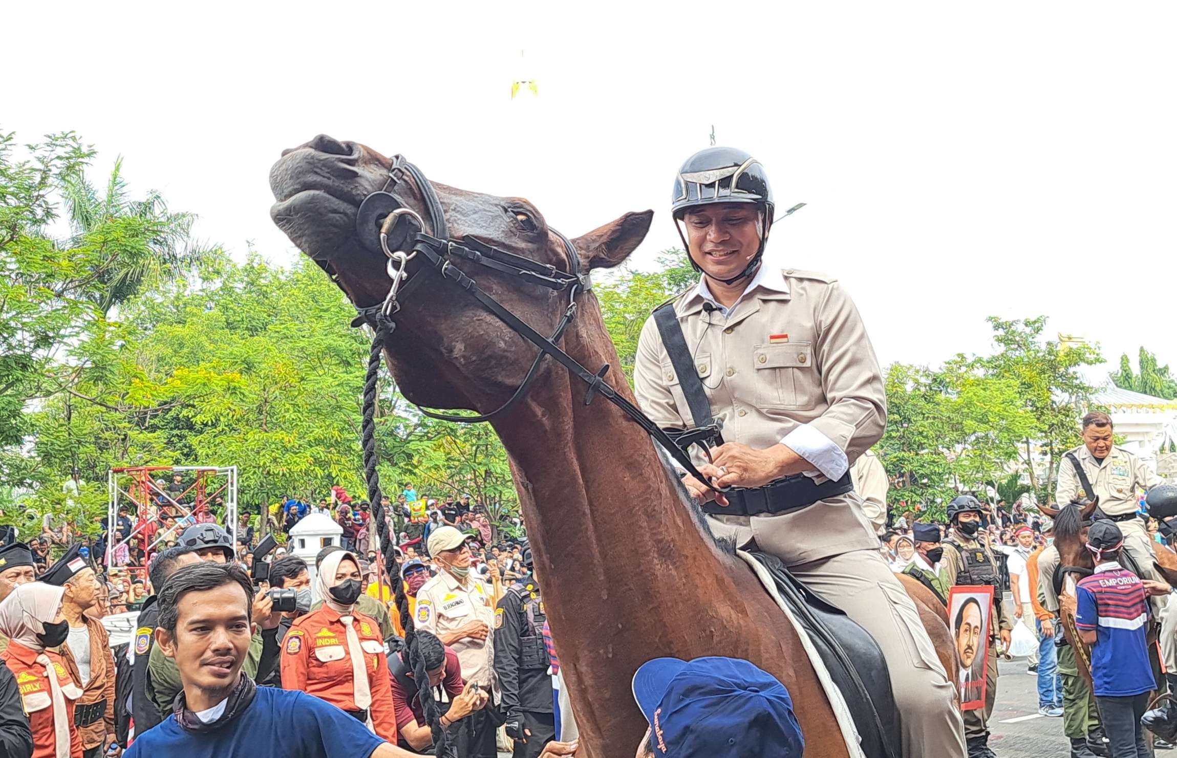 Walikota Surabaya, Eri Cahyadi saat menunggang kuda dalam gelaran Parade Surabaya Juang. (Foto: Pita Sari/Ngopibareng.id)