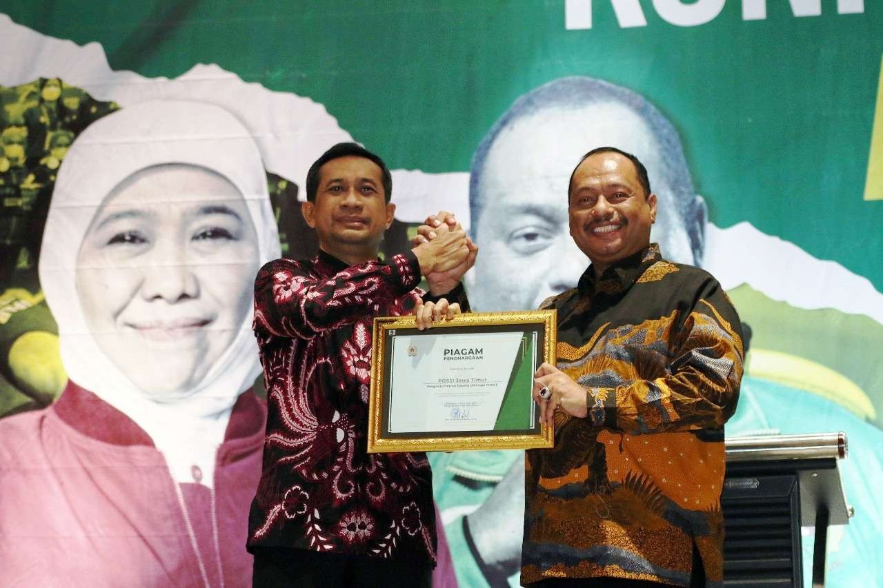 Ketua POSSI Jatim, Mirza Muttaqien (kiri) menerima penghargaan dari Ketua KONI Jatim M Nabil dalam gelaran KONI Jatim Award 2022. (Foto: Fariz Yarbo/Ngopibareng.id)