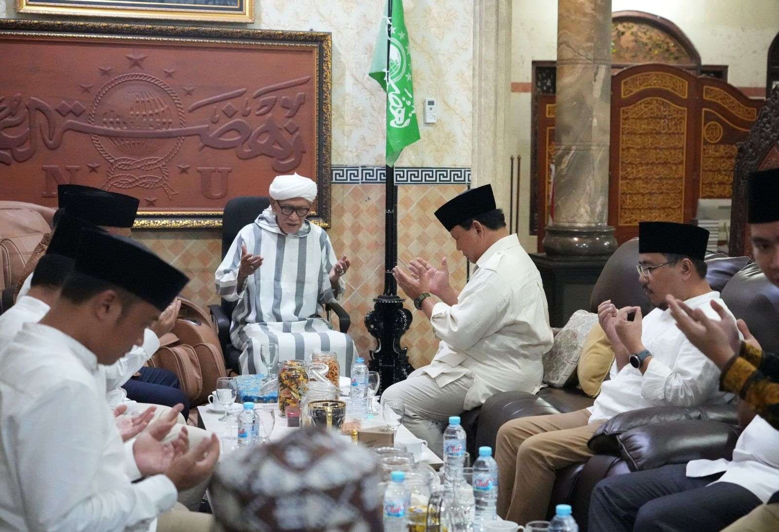 KH Miftachul Akhyar saat memimpin doa bersama, saat menerima kunjungan Ketua Umum Partai Gerindra, Prabowo Subianto di Ponpes Miftachus Sunnah, Surabaya, Minggu 6 November 2022 malam. (Foto: Dokumentasi Partai Gerindra)