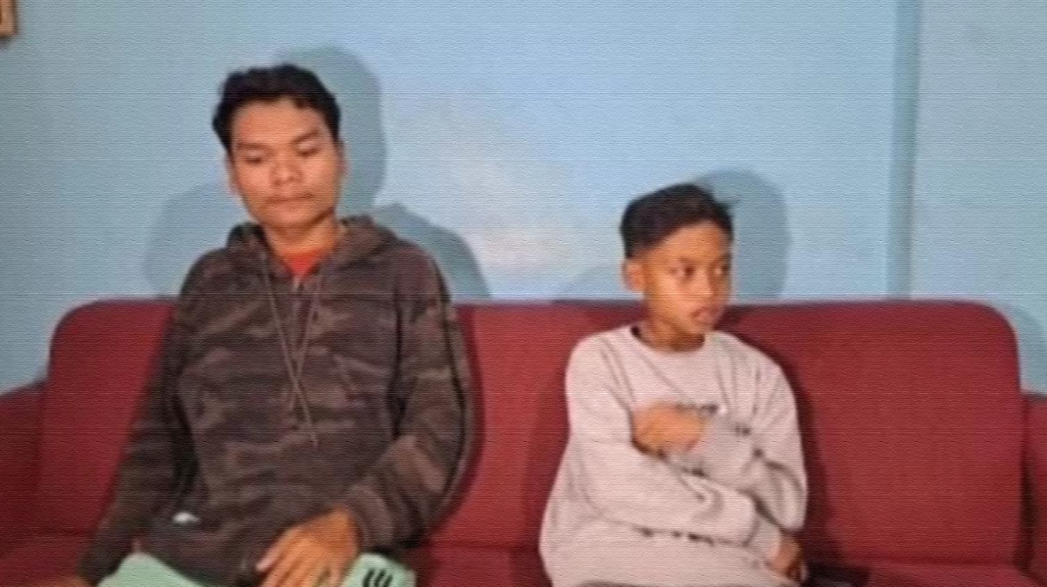 Korban Tragedi Kanjuruhan, Mario Tegarsyah (kanan) dan Dimas Aji Putra (kiri) saat berada di kediamannya (Foto: istimewa)