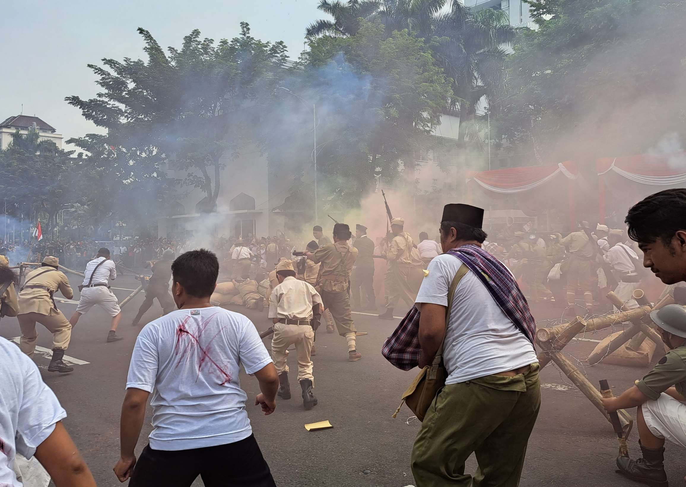 Teatrikal pertempuran dalam Parade Surabaya Juang di Jalan Pahlawan Minggu pagi. (Foto: Pita Sari/Ngopibareng.id)