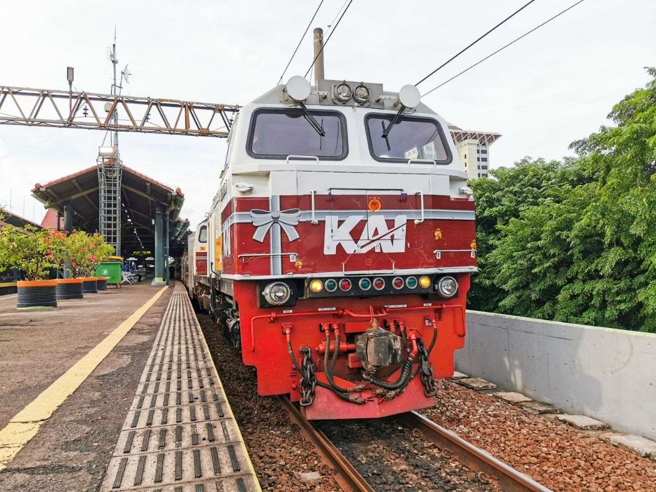 Tiket kereta api untuk libur Natal dan Tahun Baru (Nataru) 2022/2023 telah bisa dipesan secara bertahap sejak 7 November 2022, atau H-45 keberangkatan. (Foto: Dok. PT. KAI)