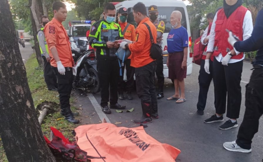 Proses evakuasi pemuda tewas di Jalan Ambengan (Foto: Command Center 112 Surabaya)