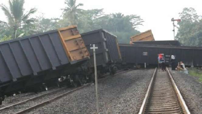 Dua unit kereta api rangkaian gerbong batu bara kosong bertumbukan di Stasiun Rengas Lampung, Senin 7 November 2022. (Foto: Kemenhub)