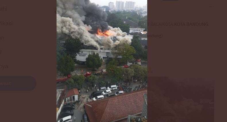 Gedung Badan Perencanaan, Penelitian, dan Pengembangan (Bappelitbang) di Balaikota Bandung terbakar selama 2 jam, Senin, 7 November 2022 siang. (Foto: Twitter)