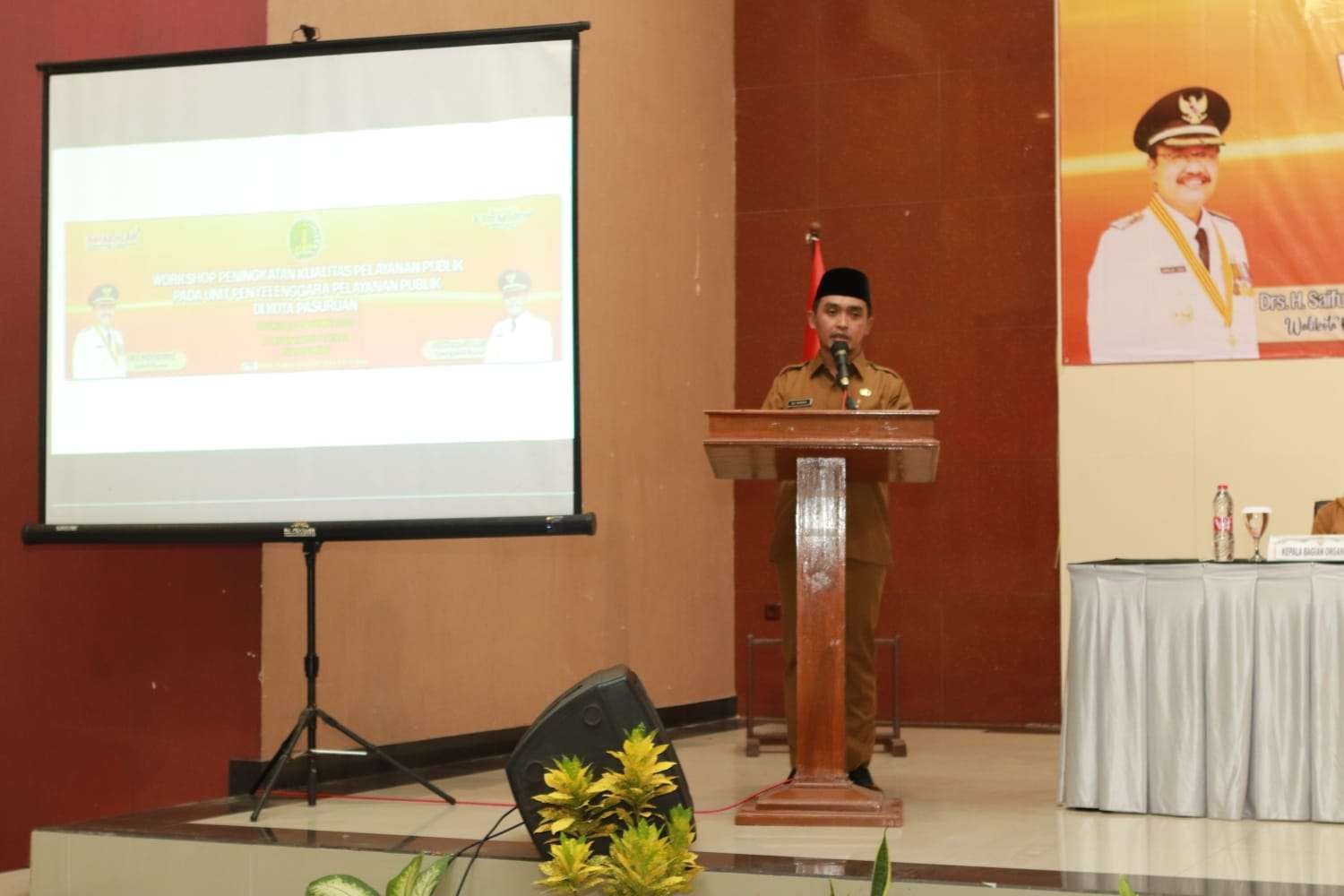Wakil Walikota (Wawali) Pasuruan, Adi Wibowo, membuka Workshop Peningkatan Kualitas Pelayanan Publik, pada Unit Penyelenggara Pelayanan Publik di Kota Pasuruan. (Foto: Kominfo Kota Pasuruan)