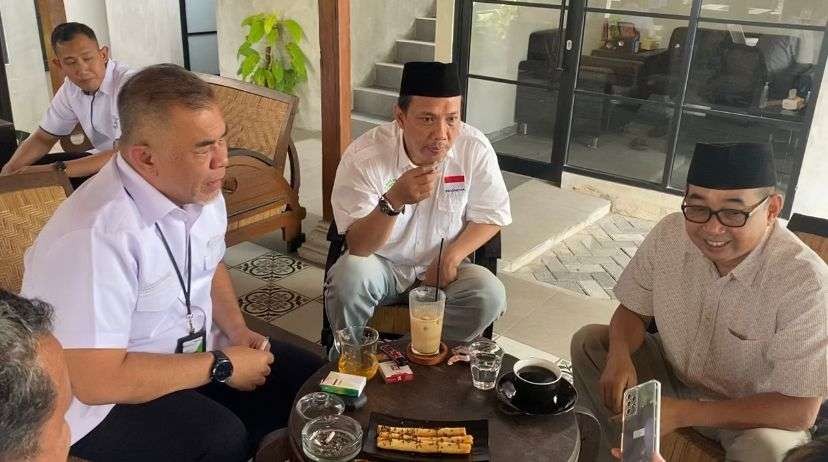 Indra Iswanto, Kepala Kantor Cabang Surabaya Karimunjawa (paling kiri) dan Ketua DMI Kota Surabaya Arif Afandi (paling kanan). (Foto: Ngopibareng.id)