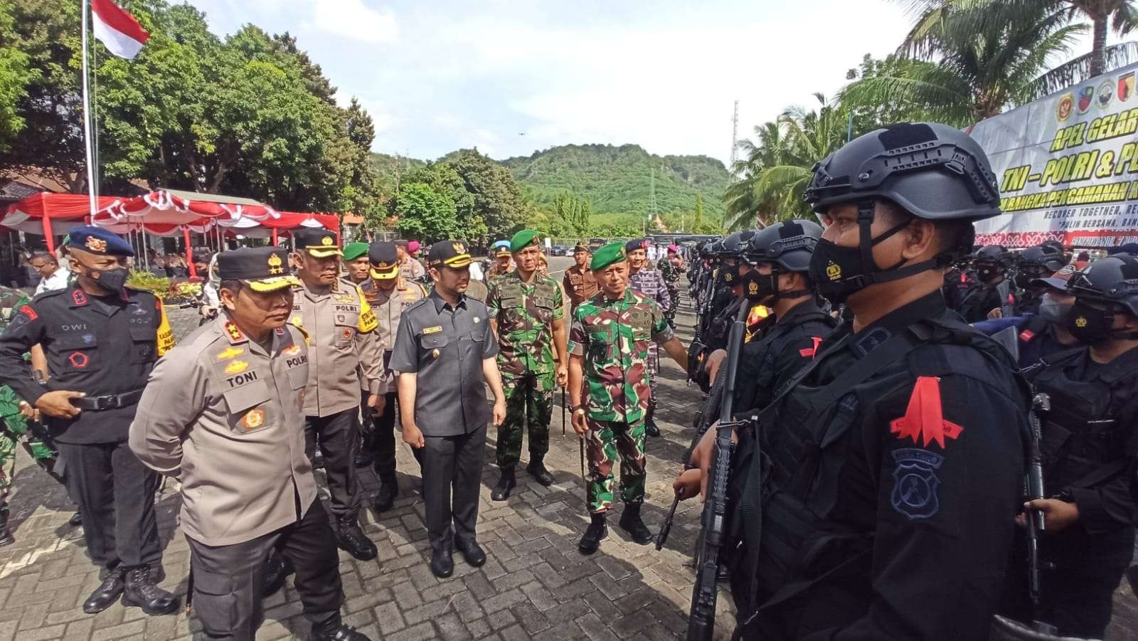 Forkopimda Provinsi Jawa Timur mengecek pasukan yang dilibatkan dalam operasi imbangan pengamanan KTT G20 di Bali (foto; Muh Hujaini/Ngopibareng.id)