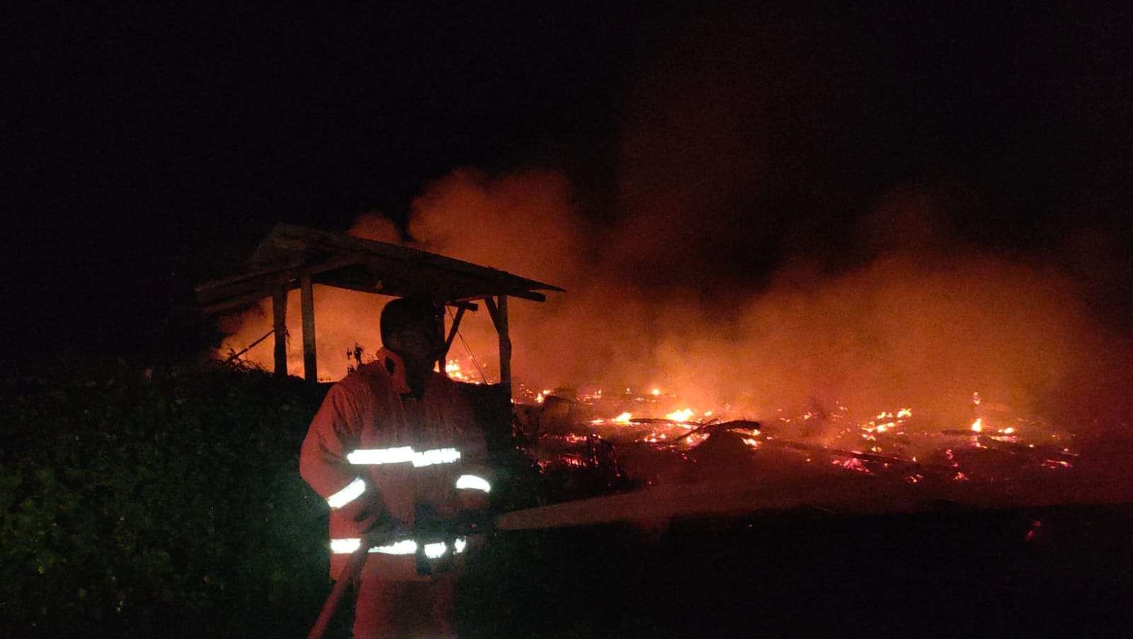 Petugas Damkar Tuban melakukan upaya pemadaman kebakaran kandang ayam di Desa Jombok, Kecamatan Jatirogo, Tuban (Foto: Dokumentasi Damkar Tuban)