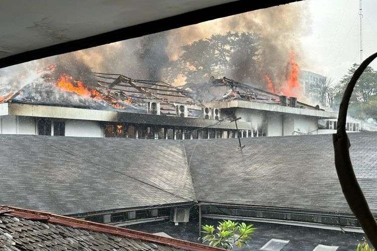 Atap Bappelitbang Kota Bandung habis dilalap si jago merah. (Foto: Pemkot Bandung)