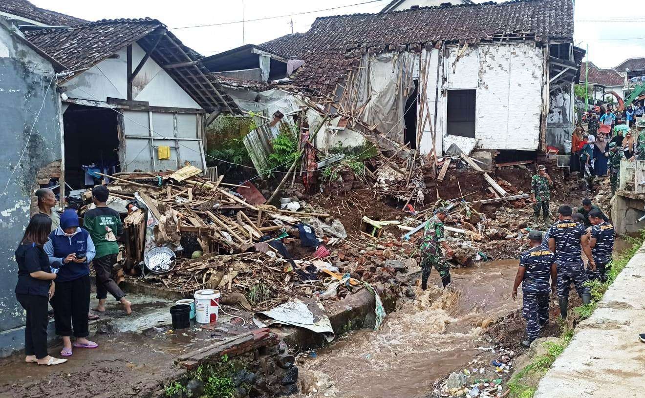 Salah satu titik paling parah akibat terjangan banjir bandang yang melanda Desa Kalibaruwetan (foto: Muh Hujaini/Ngopibareng.id)
