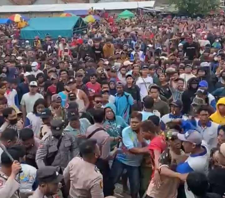 Tangkapan layar aksi kericuhan konser dangdut di Desa Karangagung, Kecamatan Palang (Foto: Tangkapan Layar Video)
