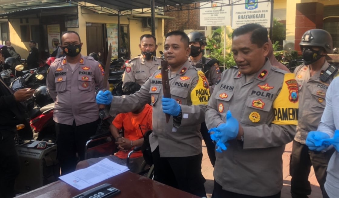 Polisi menunjukkan barang bukti pencuri di Tambaksari, Surabaya. (Foto: Andhi Dwi/Ngopibareng.id)