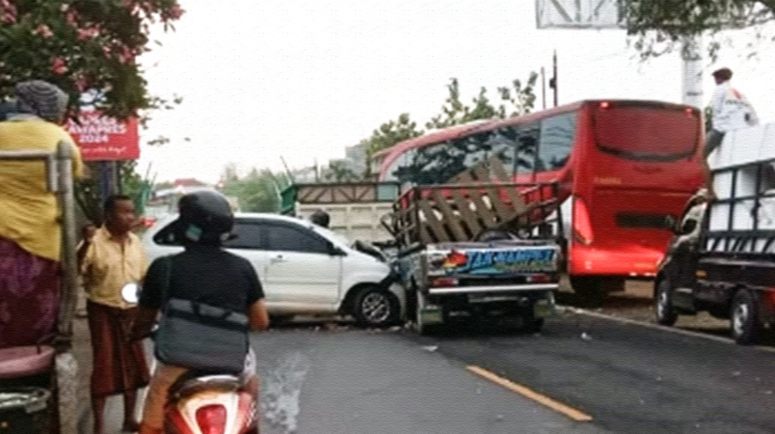 Kendaraan yang dinaiki almarhum mantan Bawaslu Jatim, M Amin yang mengalami kecelakaan di Kecamatan Tlanakan, Kabupaten Pamekasan, Madura, Selasa 8 Nobermber 2022. (Foto: radio Karimata)