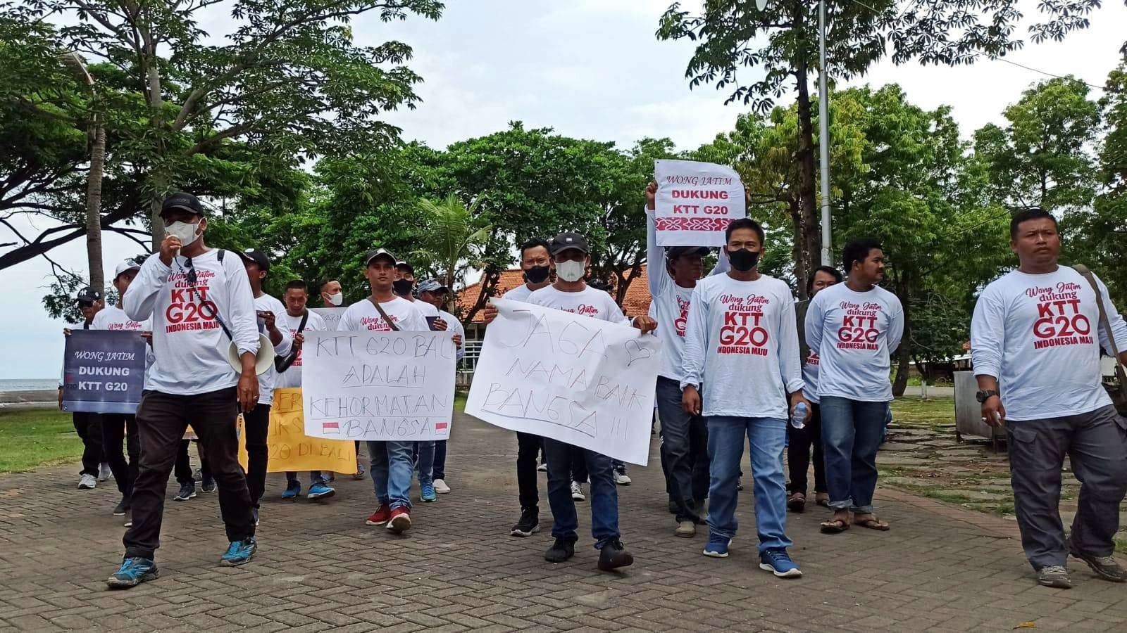 Anggota Asosiasi Pokdarwis melakukan aksi mendukung pengamanan KTT G20 (foto:Muh Hujaini/Ngopibareng.id)