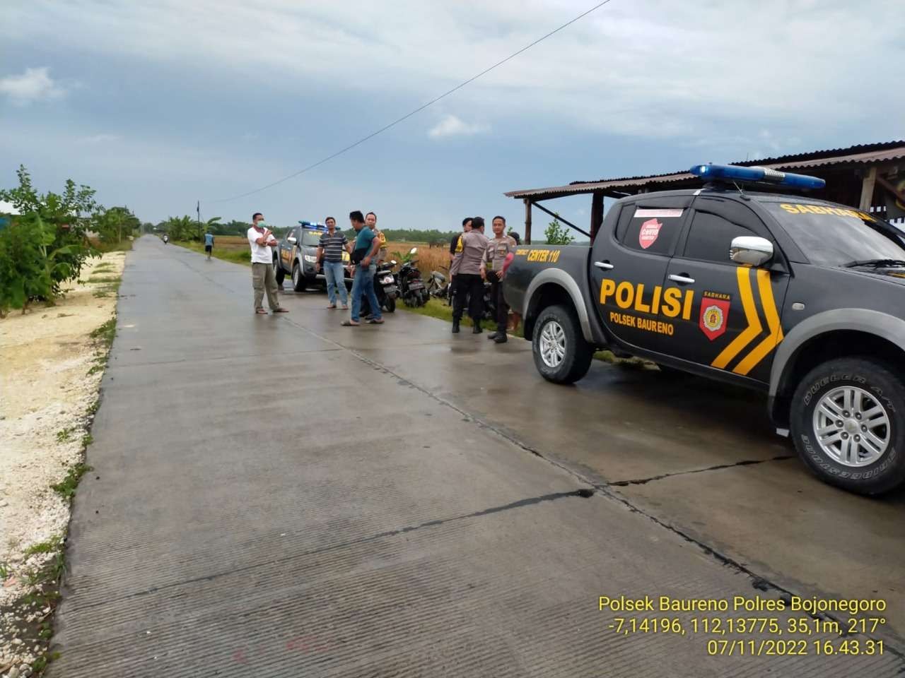 Jalan poros kecamatan di Baureno, yang kerap dijadikan balap liar, akhirnya dipatroli anggota Polsek Baureno, pada Selasa 8 November 2022. (Foto: Humas Polres Bojonegoro)