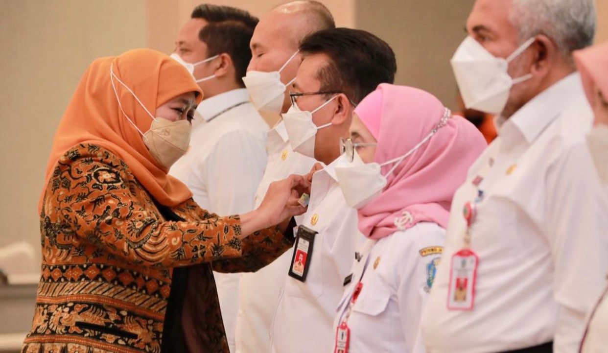 Gubernur Jawa Timur, Khofifah Indar Parawansa kukuhkan Satgas PMPA. (Foto: Dokumemtasi Pemprov Jatim)