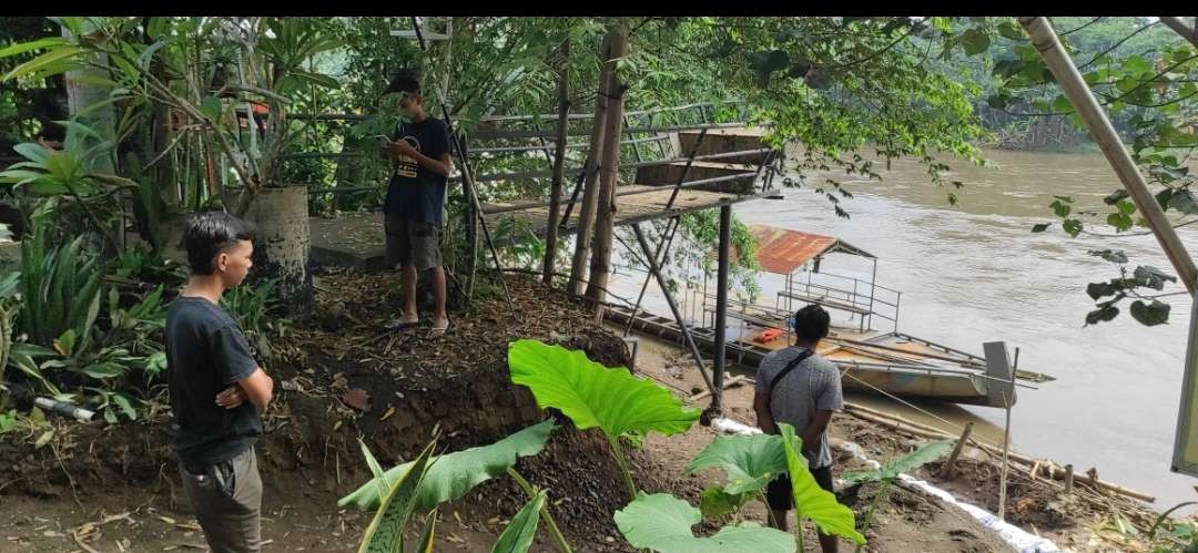 Balita asal Kelurahan Banjar Melati dikabarkan hilang , tim BPBD Kota Kediri lakukan pencarian (Foto: Fendi/Ngopibareng.id)