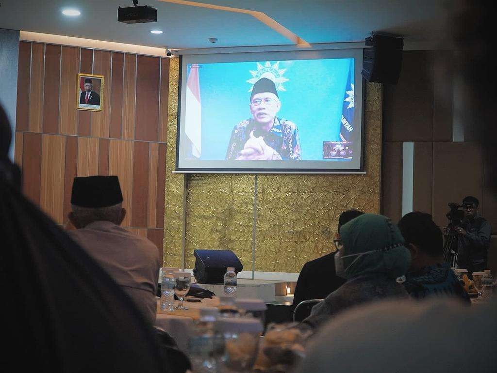 Ketua Umum PP Muhammadiyah, Haedar Nashir menyampaikan pesan lewat video dalam acara media gathering jelng muktamar ke-48. (Foto: md.or.id)