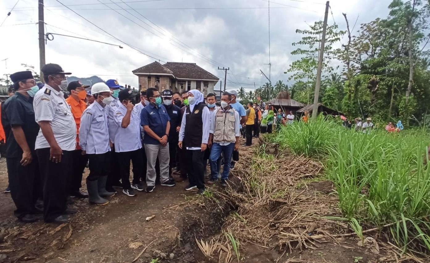 Gubernur Jawa Timur Khofifah Indar Parawansa meninjau lahan milik PTPN XII yang rencananya dijadikan lokasi relokasi warga korban banjir bandang Kalibaru (Foto: Muh Hujaini/Ngopibareng.id)