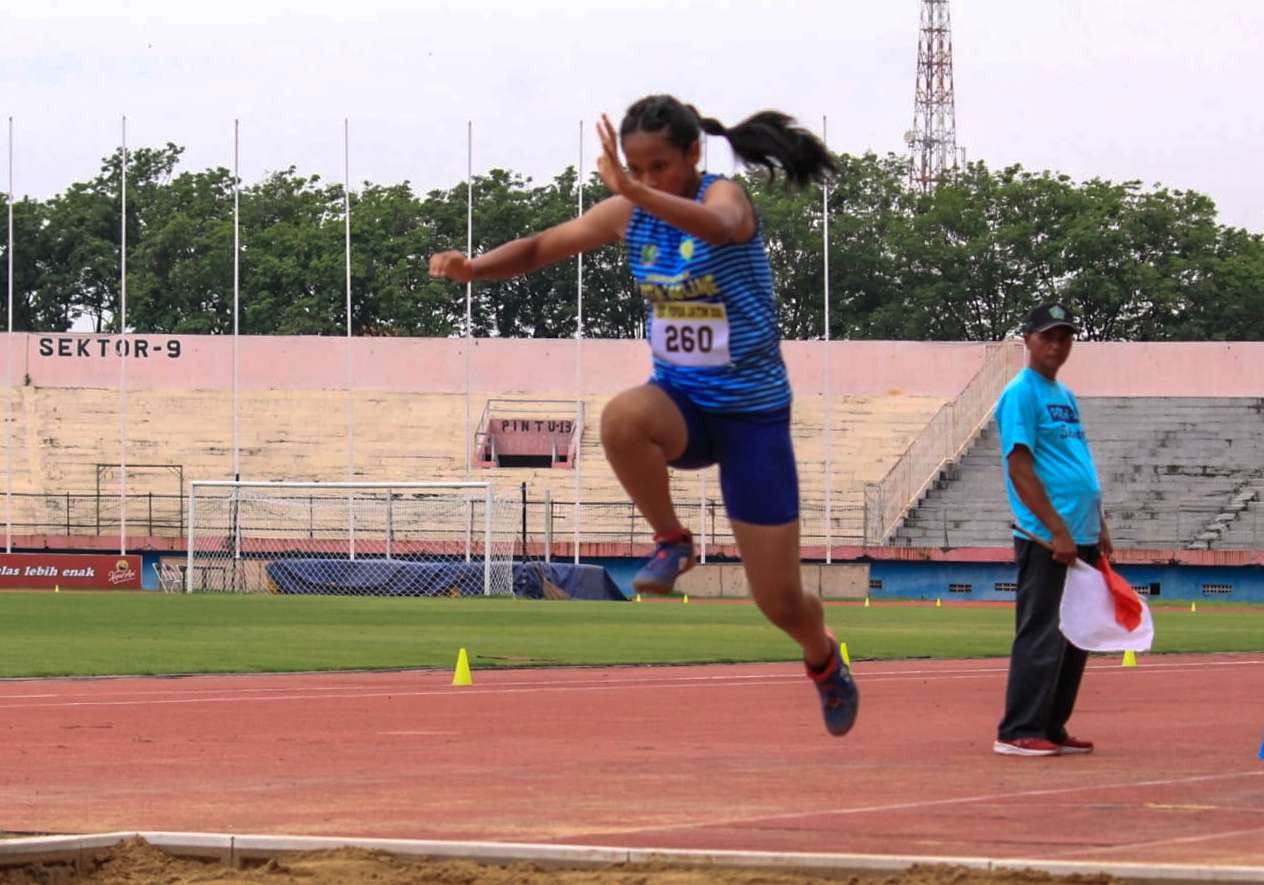 Atlet lompat jangkit putri saat bertanding. (Foto: Aini/Ngopibareng.id)