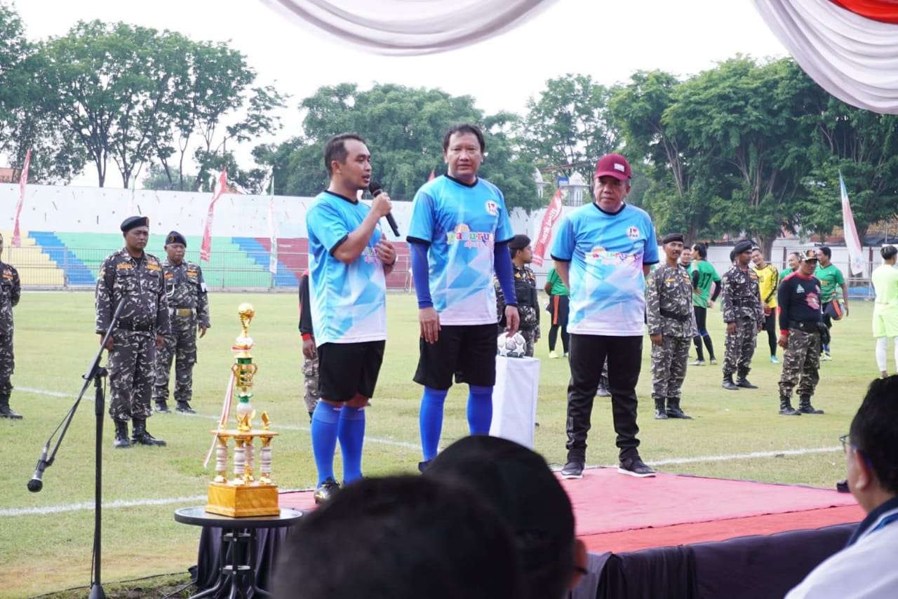 Wakil Walikota (Wawali) Pasuruan, Adi Wibowo mengikuti sepak bola bersama Pemkab Pasuruan dalam rangka HUT ke-1093. (Foto: Diskominfo Kota Pasuruan)