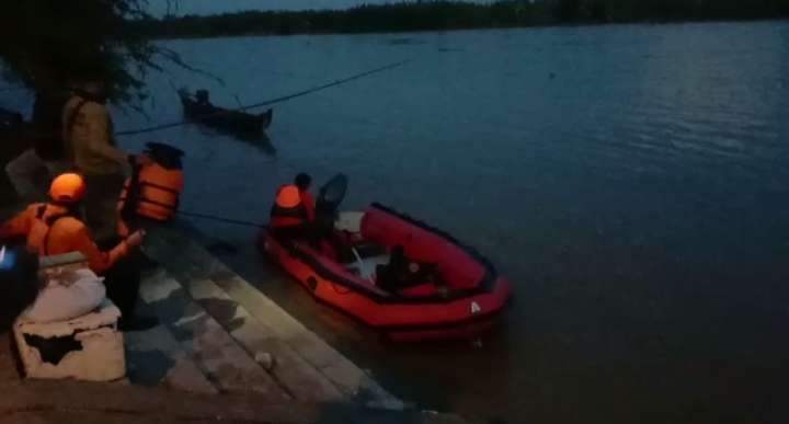 Tim gabungan melakukan upaya pencarian terhadap korban yang hilang di sungai Bengawan Solo. (Foto: Khoirul Huda/Ngopibareng.id)