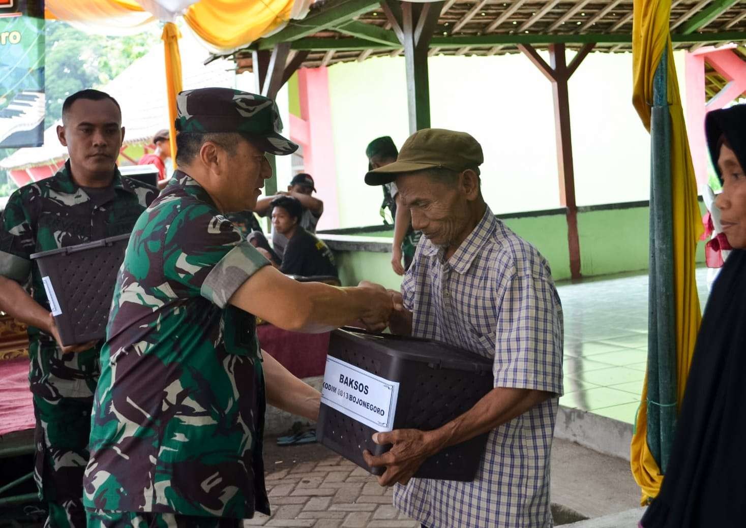 Kasdam V Brawijaya, Brigjen TNI Piek Budyakto menyerahkan bansos kepada warga Desa Sekaran (foto: Dok. Kodim Bojonegoro)